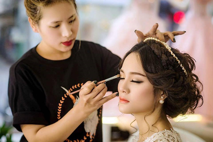 Chuyên viên makeup là một trong những nghề giúp bạn có mức thu nhập ổn định