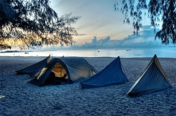 Lập team cắm trại qua đêm trên bãi biển Quan Lạn 